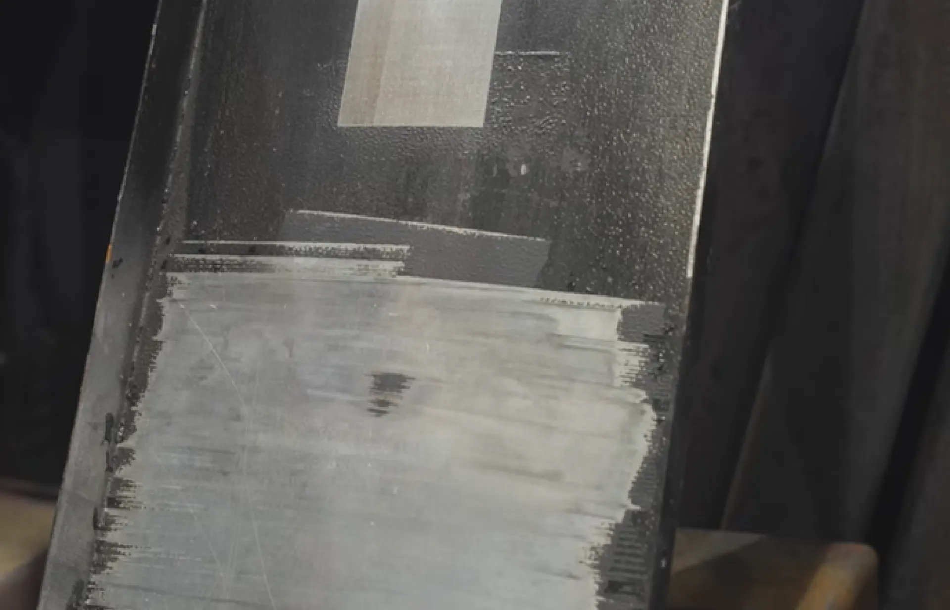 Лазерная очистка металла от краски: демонстрация постоянного и импульсного режимов.