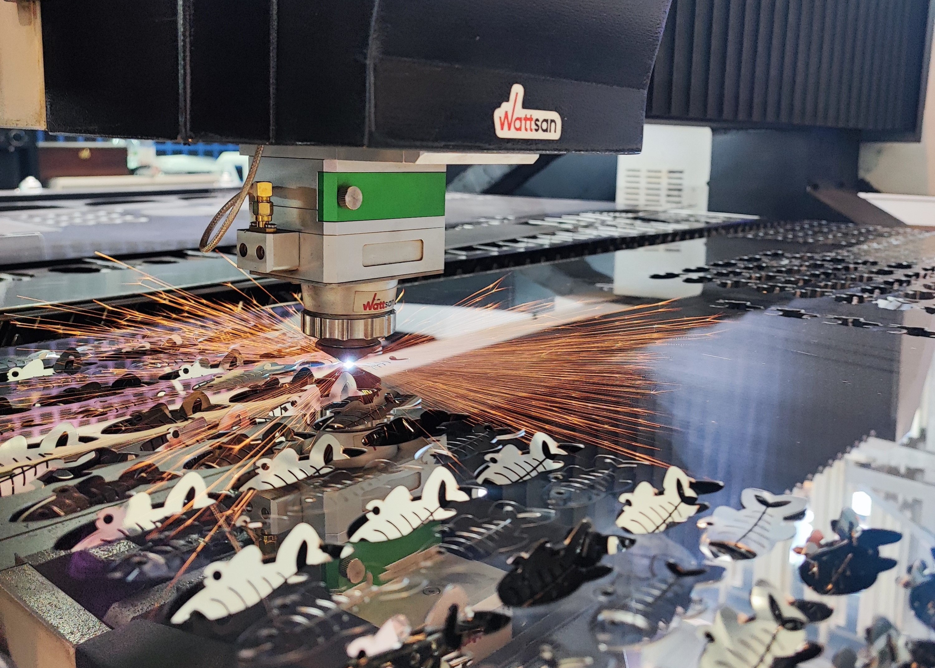 Лазерный станок по металлу Wattsan в работе