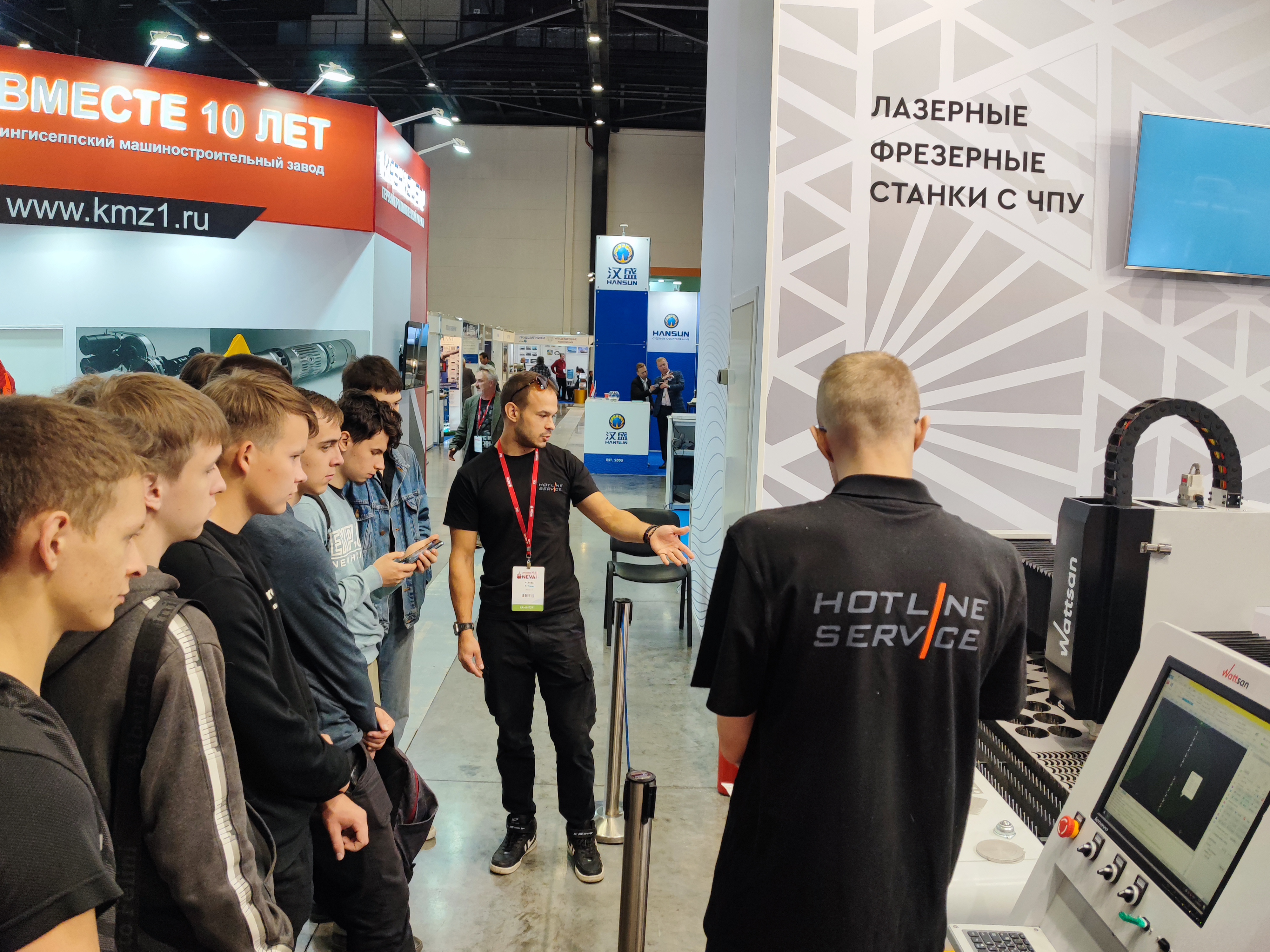 Студенты Петровского колледжа, посетившие стенд Lasercut 