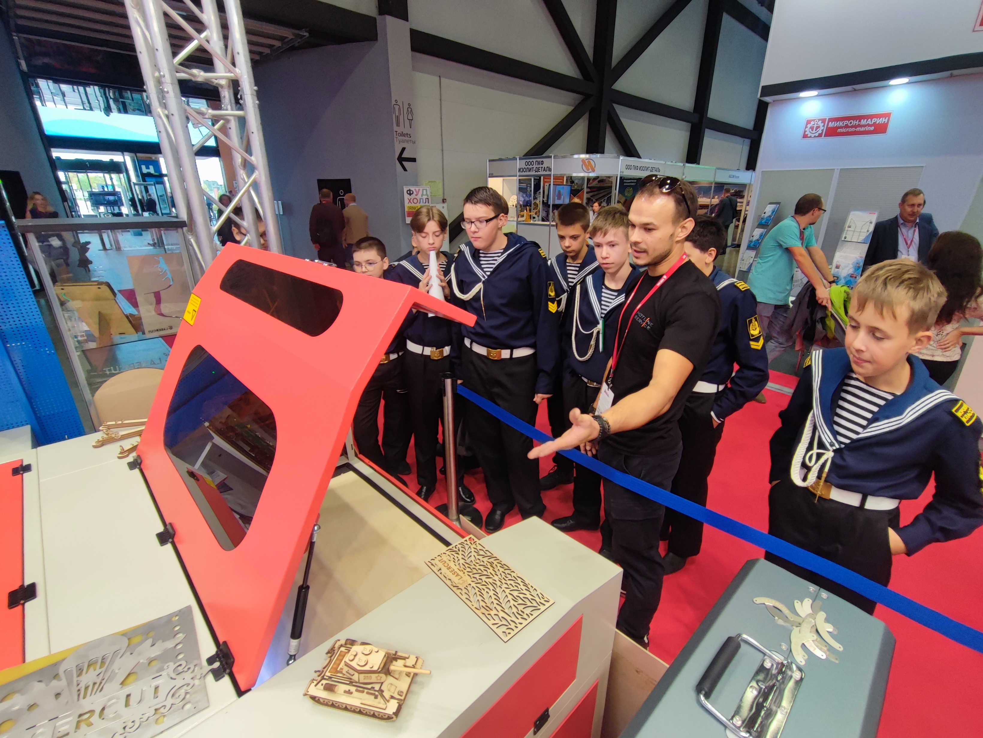 Школьники, посетившие стенд Lasercut 
