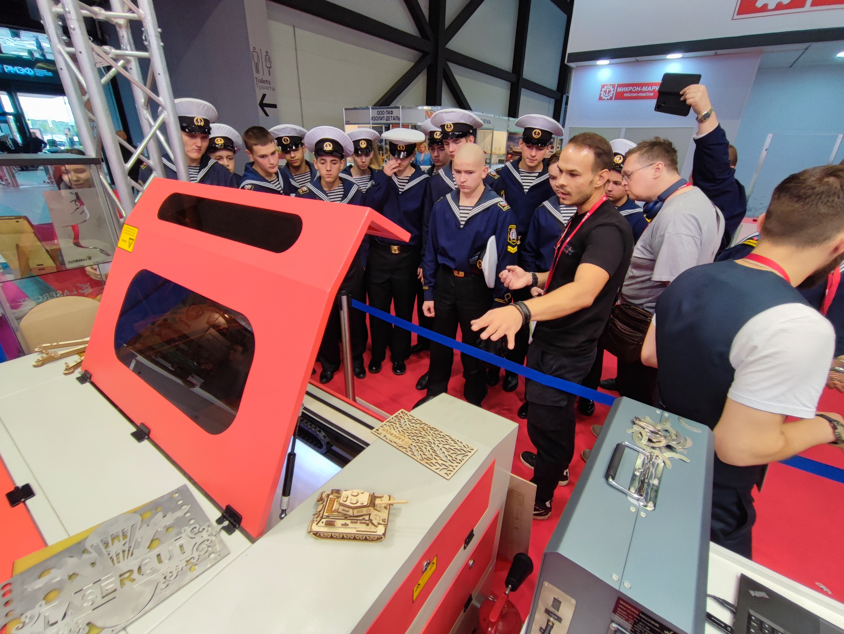 Студенты морской академии, посетившие стенд Lasercut