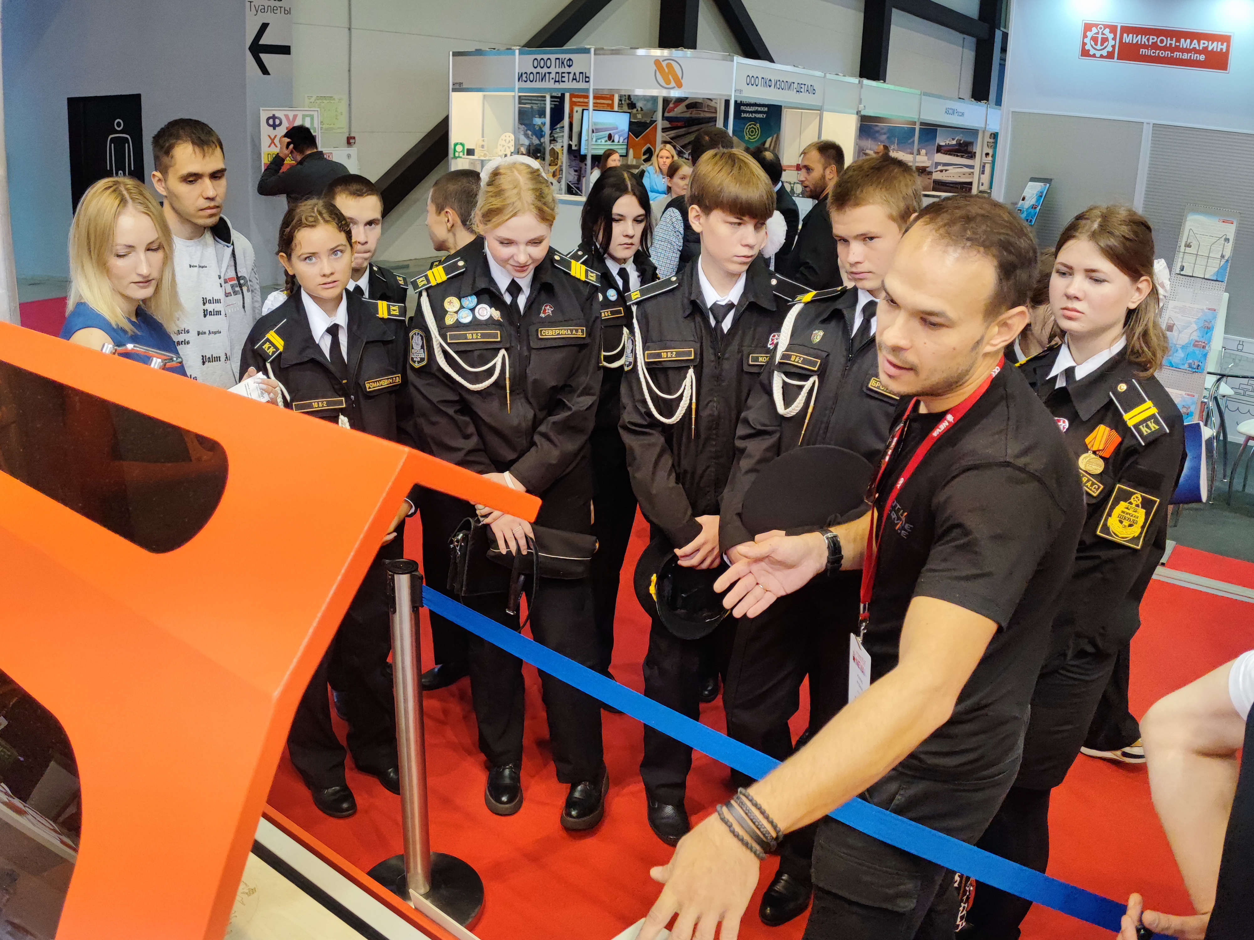 Ученики морской школы, посетившие стенд Lasercut 