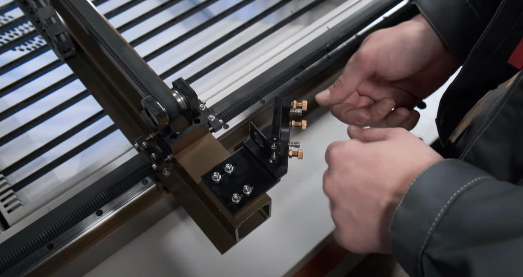 Настройка второго зеркала лазерного станка