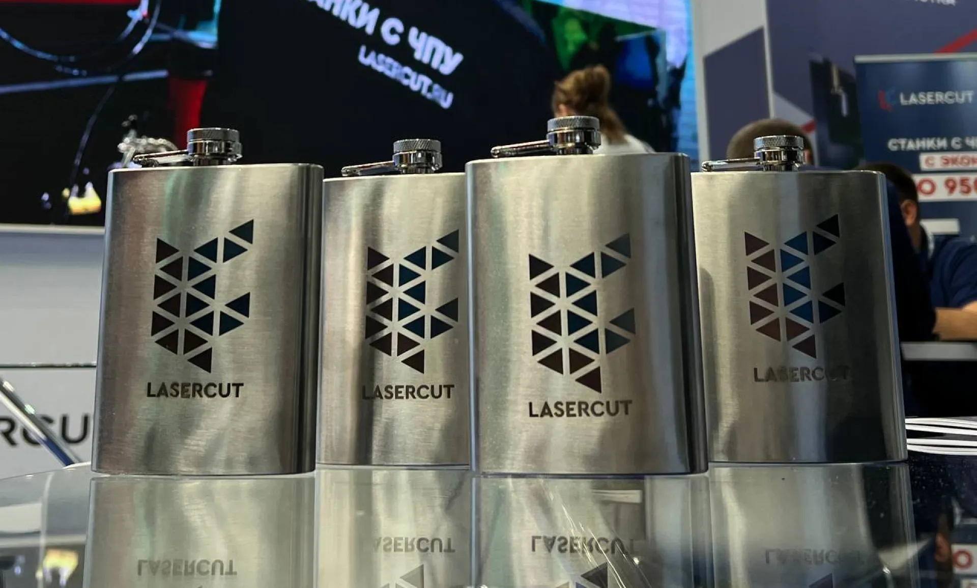 Металлическая фляга с рисунком