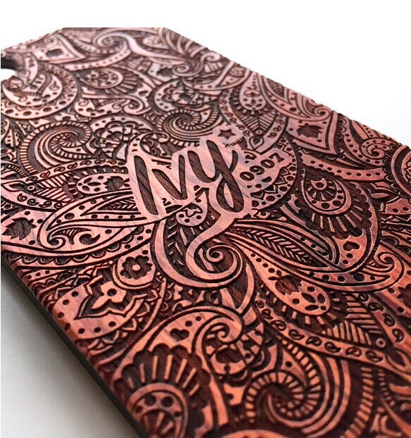 Гравировка на чехле для телефона из дерева