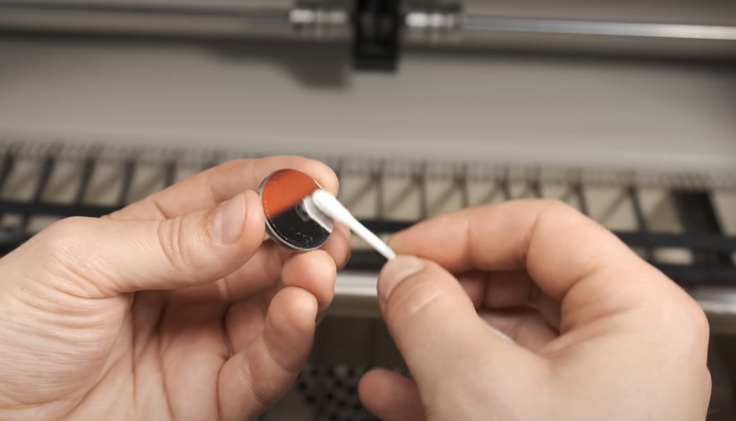 Чистка линзы лазерного станка