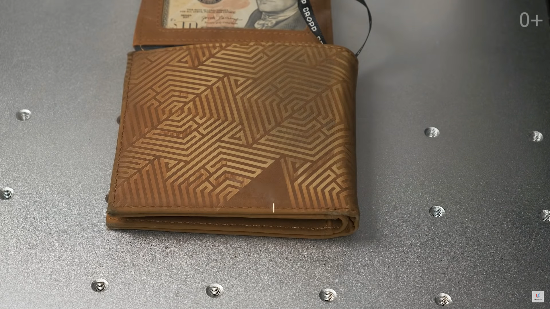 Лазерная УФ гравировка кожи