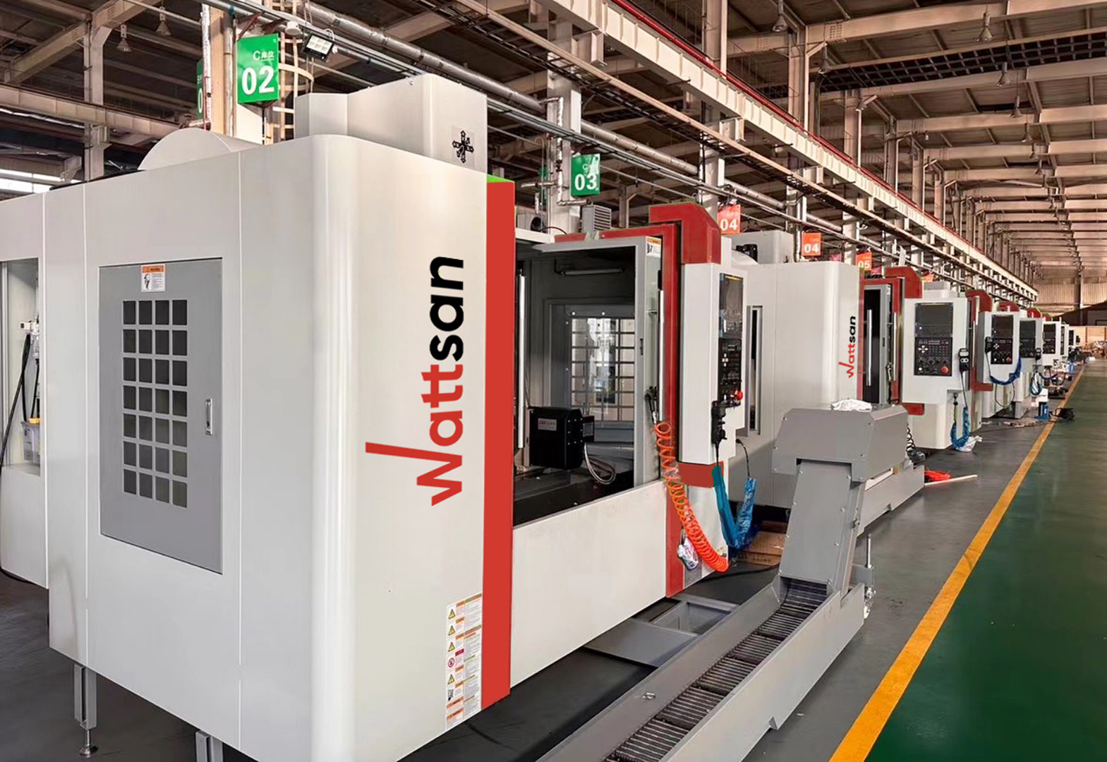 пятиосевой фрезерный станок для обработки деталей в цеху