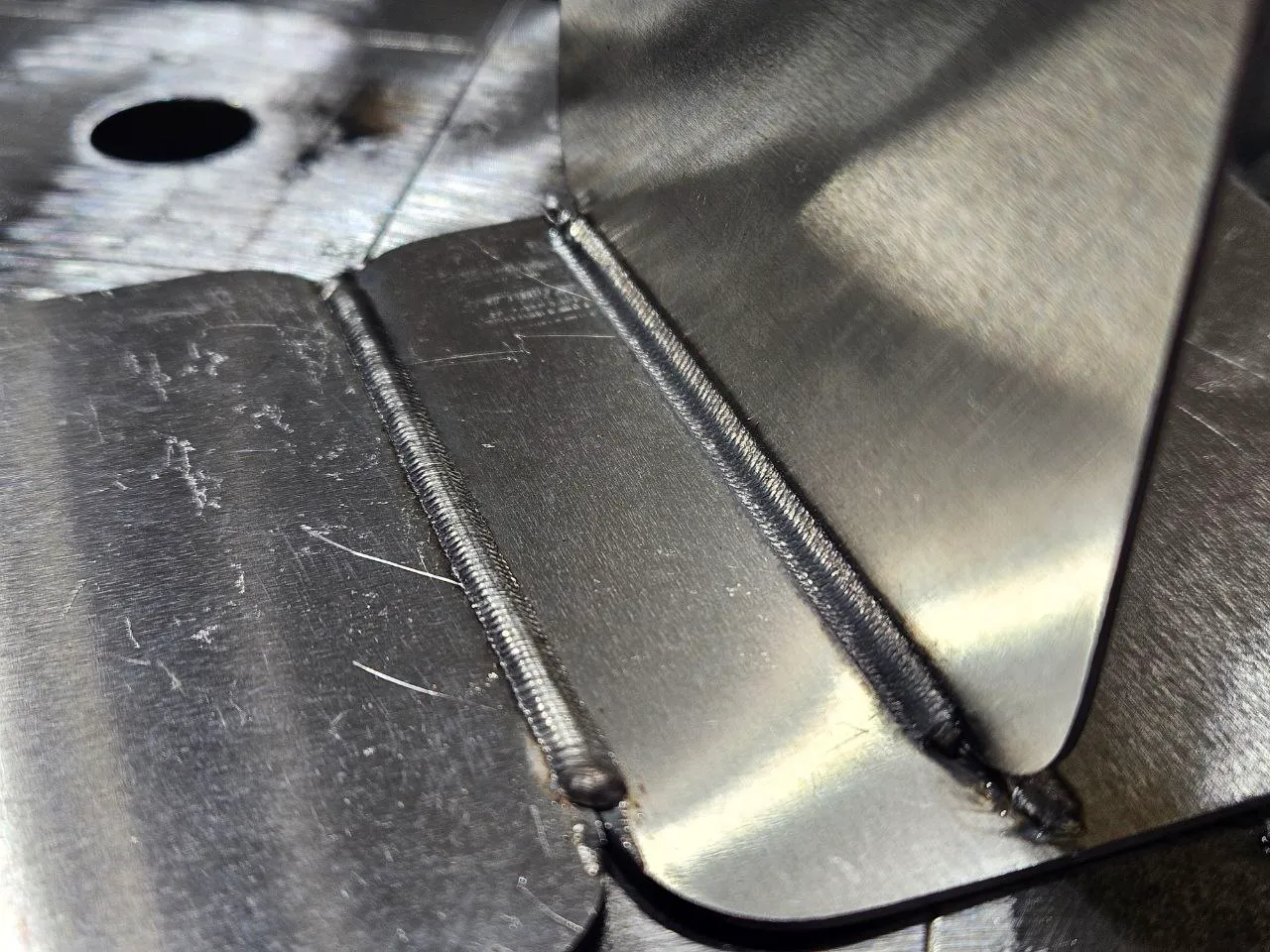 Сварной шов двух листов алюминия, выполненный на станке Wattsan