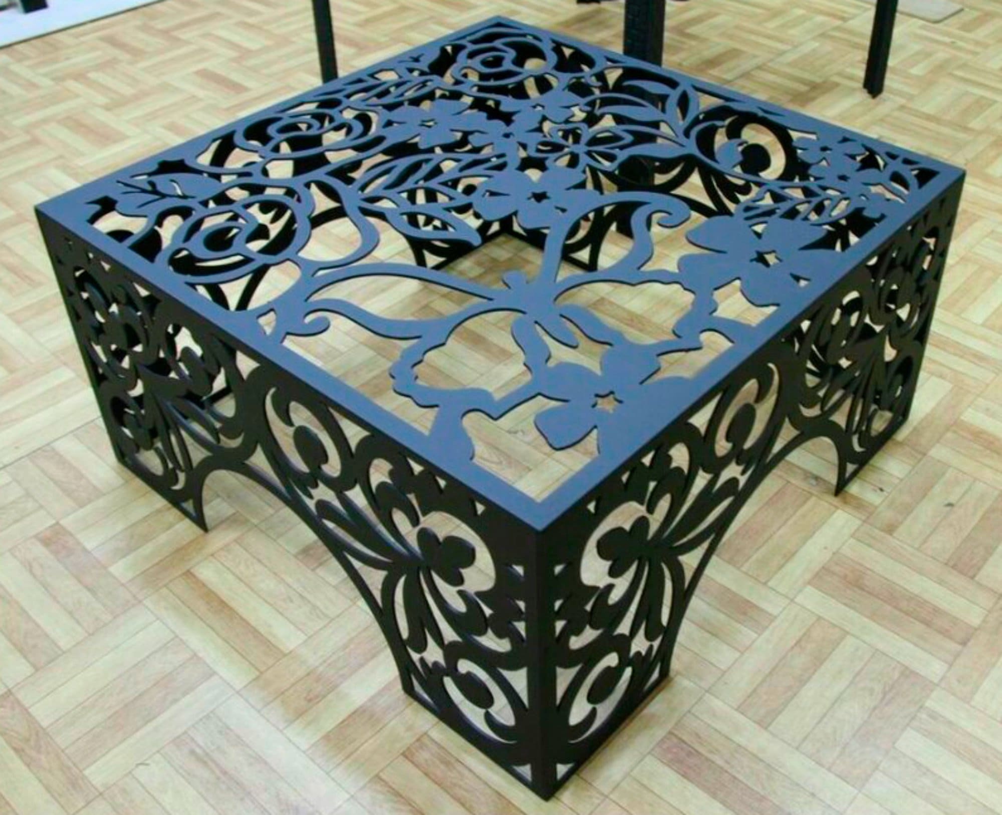 Фигурный металличекий стол