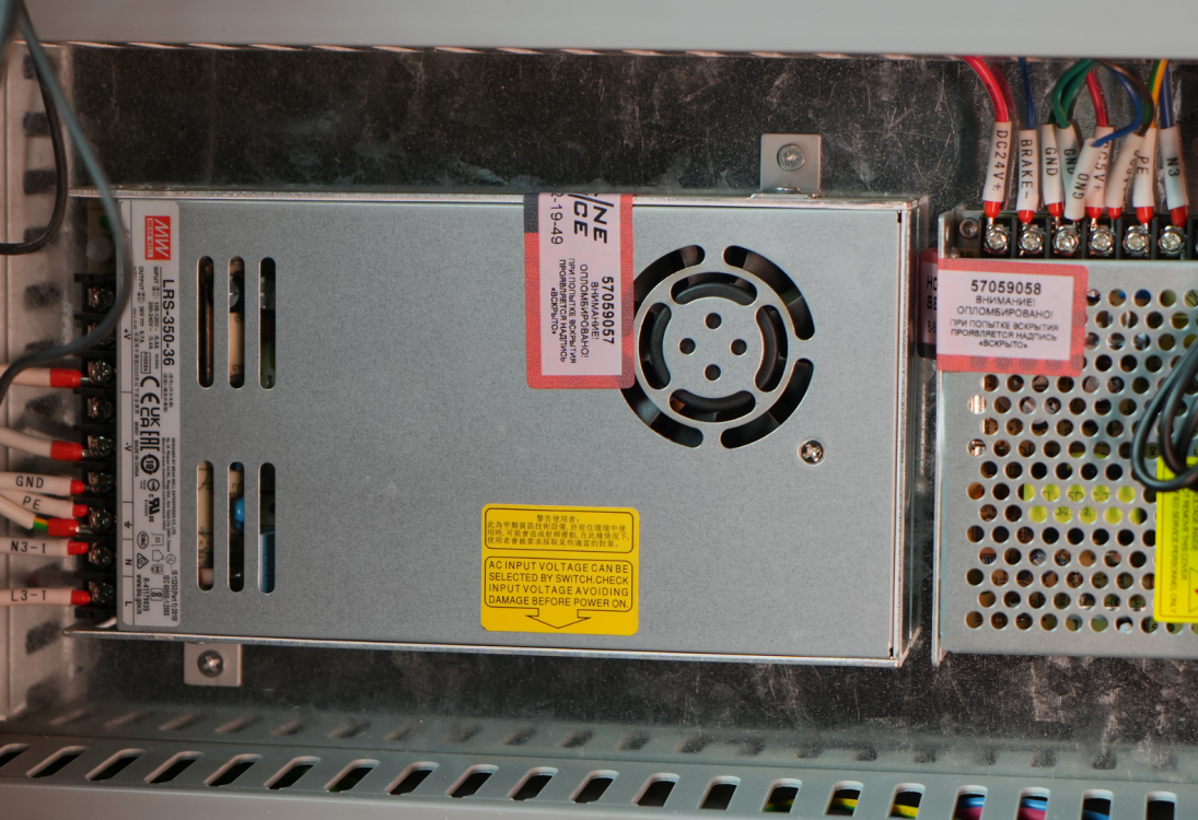 Импульсный блок питания Mean Well LRS-350-36, смонтированный внутри электрошкафа лазерного станка.