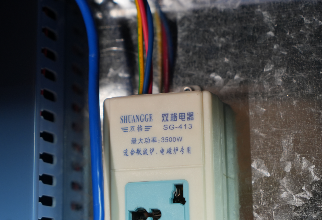 Внутренняя розетка SHUANGGE SG-413 мощностью 3500 Вт с заземлением, смонтированная внутри корпуса лазерного оборудования Wattsan.