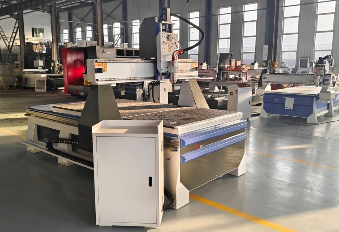 Фрезерный станок Wattsan M2: вид спереди и шкаф управления электроникой.