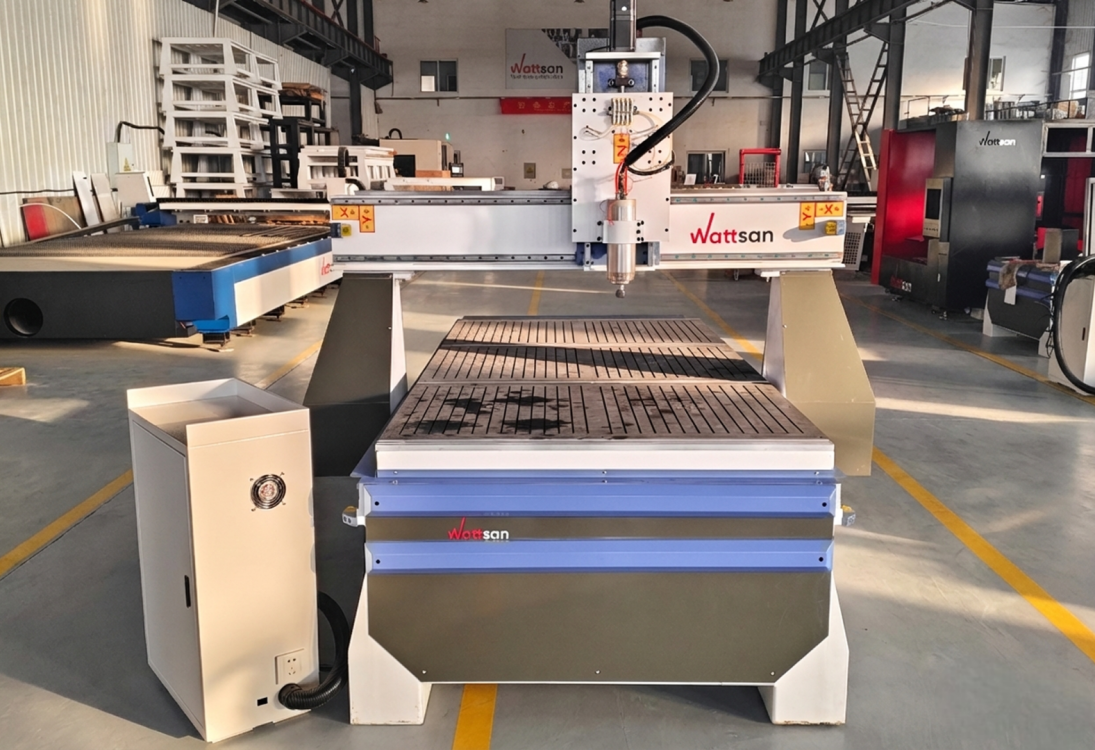 Фрезерный станок Wattsan M2: прямой вид спереди на портал и рабочий стол.
