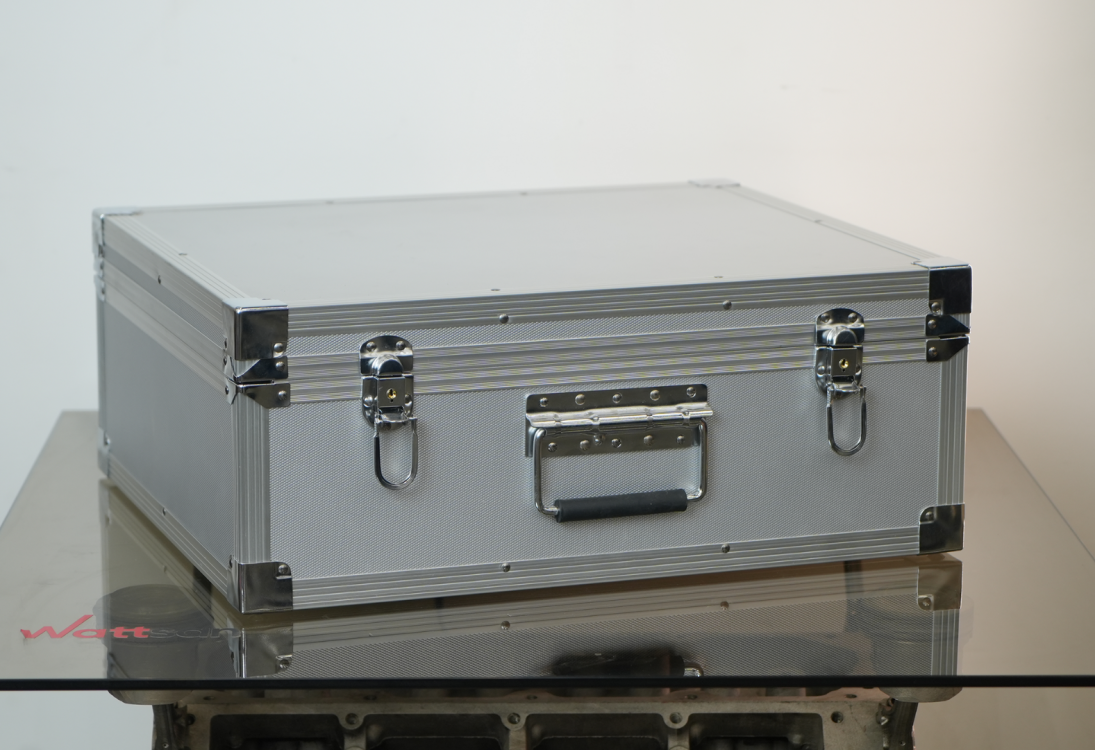 Закрытый алюминиевый кейс с усиленными углами и замками для безопасной транспортировки лазерного маркера.