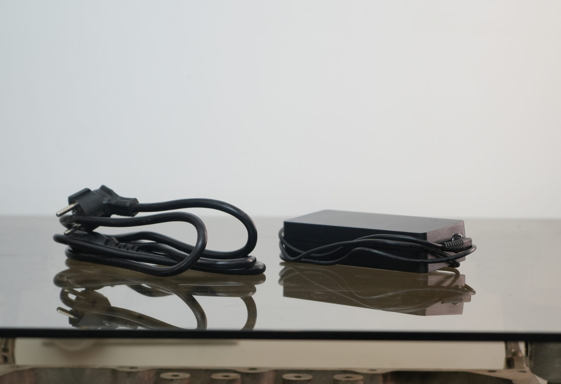 Комплект кабелей питания и блок зарядного устройства для автономной работы переносного лазерного маркера Wattsan.