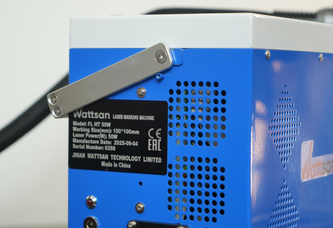 Информационная табличка (шильдик) на корпусе лазера Wattsan FL HT 50W с указанием модели, мощности 50 Вт, рабочего поля 100x100 мм и даты производства.