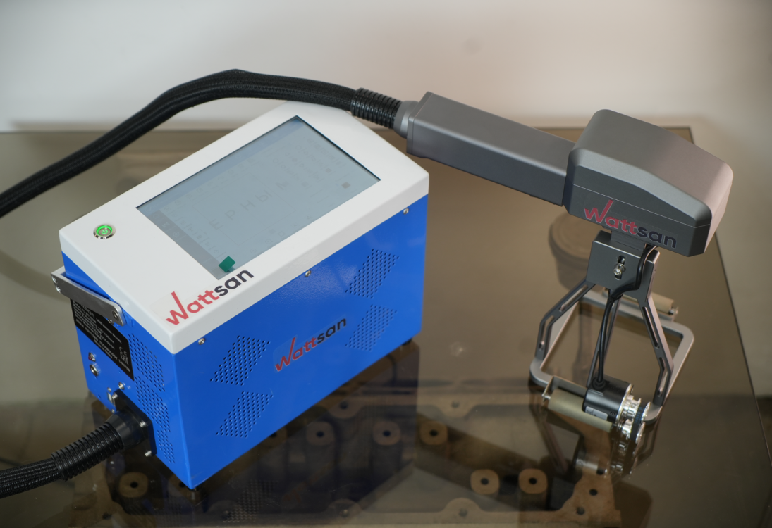Вид сверху на портативный оптоволоконный маркер Wattsan FL HT с сенсорным экраном управления и ручной лазерной головкой на подставке.