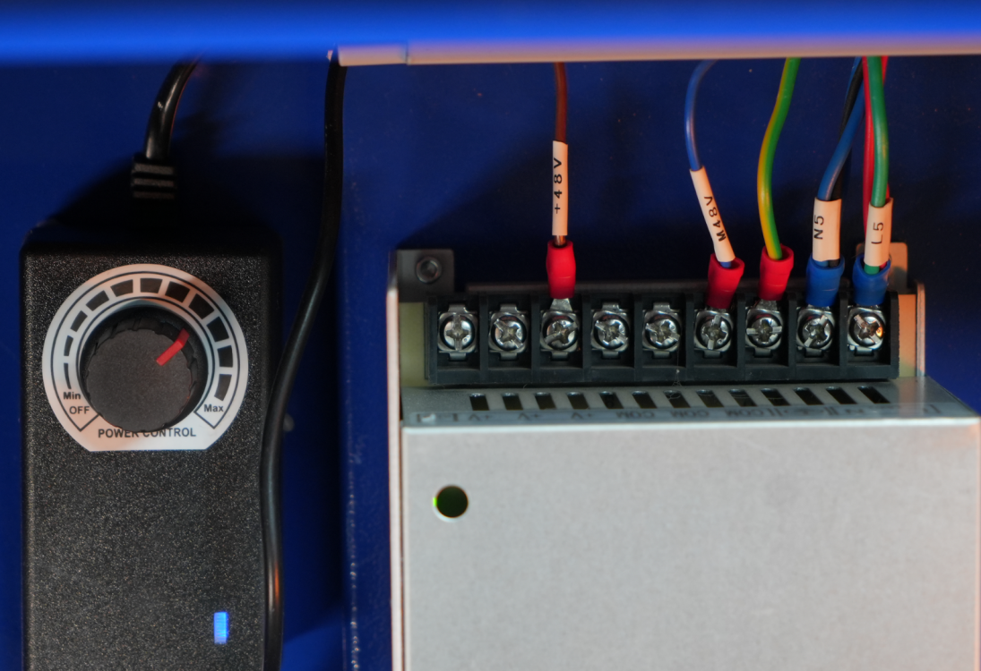 Аналоговый регулятор Power Control для настройки мощности лазерного излучения и блок клеммных соединений электроники Wattsan.