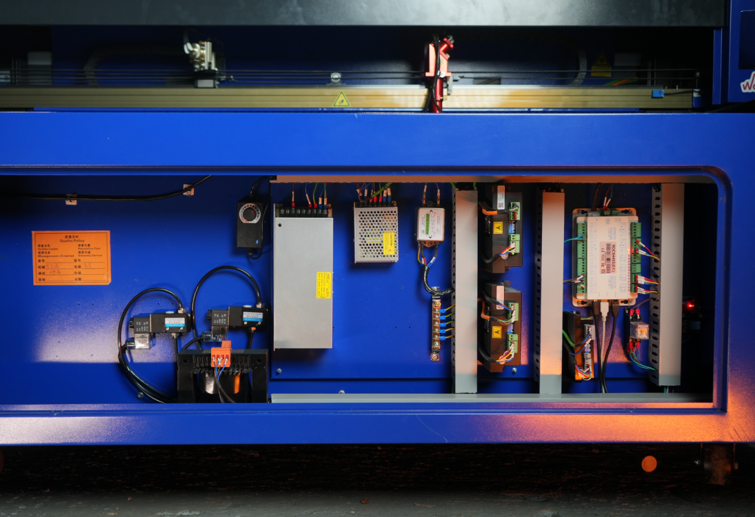 Общий вид открытого электрошкафа лазерного станка Wattsan Flat Bed Pro: блоки питания, драйверы Leadshine и контроллер Ruida.