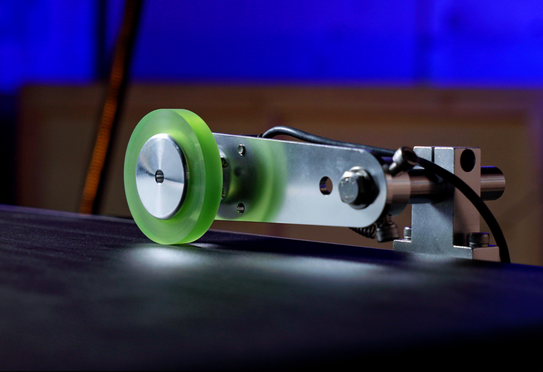 Энкодер с зеленым колесом для синхронизации скорости конвейера и точности лазерной маркировки Wattsan.