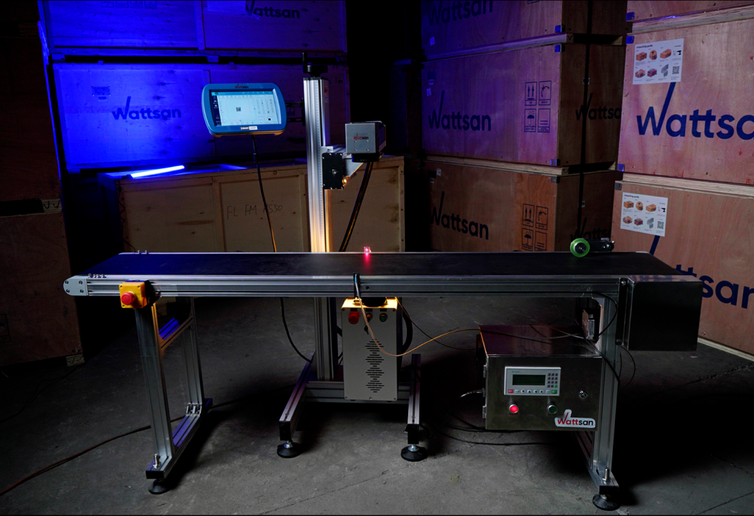 Конвейерный лазерный маркер Wattsan FL FM для серийной маркировки изделий на производстве в промышленном цеху.