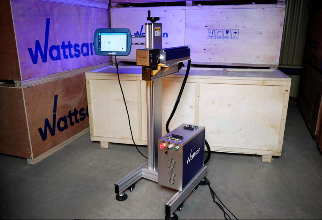 Лазерный маркер Wattsan FL-FM на мобильной стойке с контроллером и сканатором, вид без конвейерного стола.