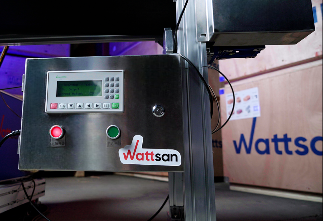 Панель управления конвейером Wattsan с ЖК-дисплеем, кнопками настройки и запуска системы.