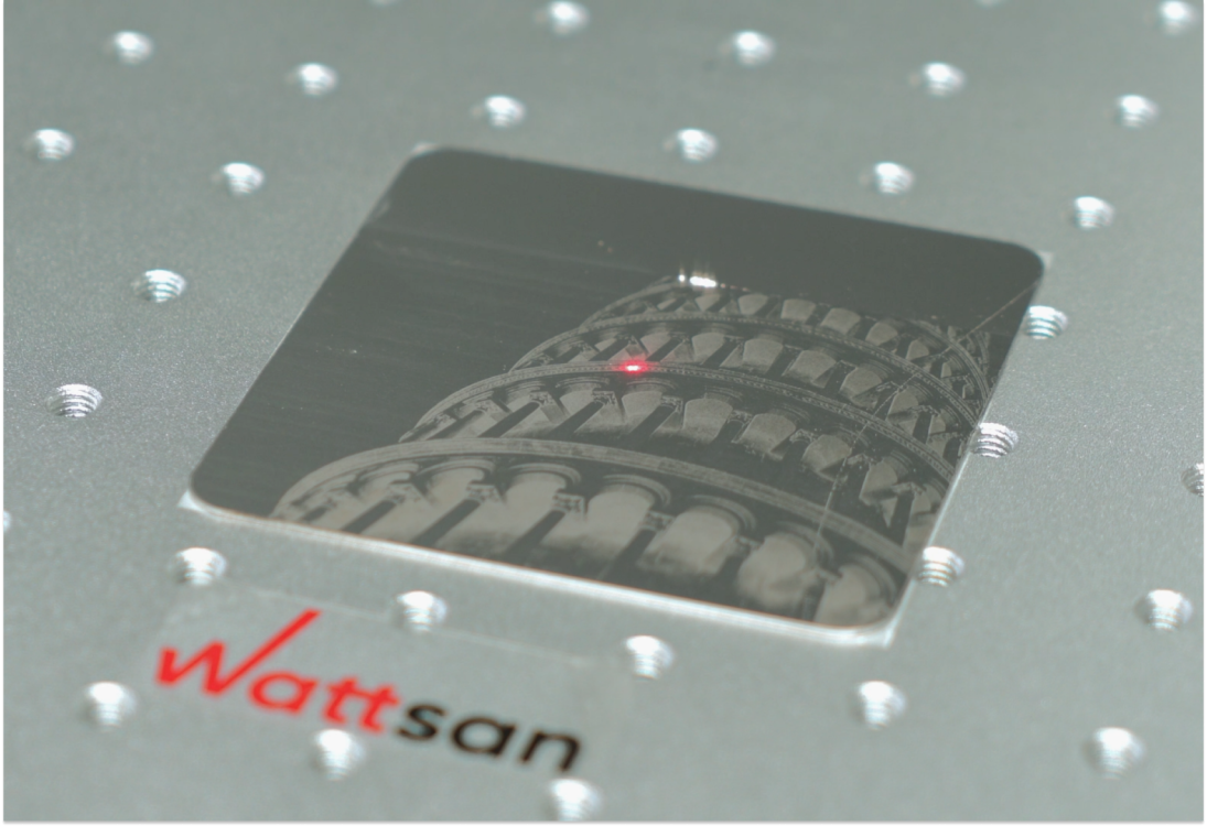 Маленький прозрачный квадрат с гравировкой изображения Пизанской башни, красной лазерной точкой, надпись "Wattsan"