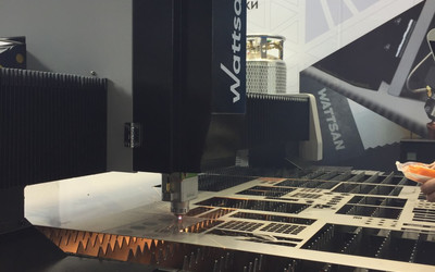 Оптоволоконный лазерный станок по металлу